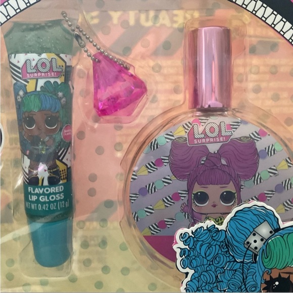 LOL Surprise Beauty Set Bubble Gum Fragrance/Surprise Flavour Glitter Lip Gloss - Picture 3 of 12